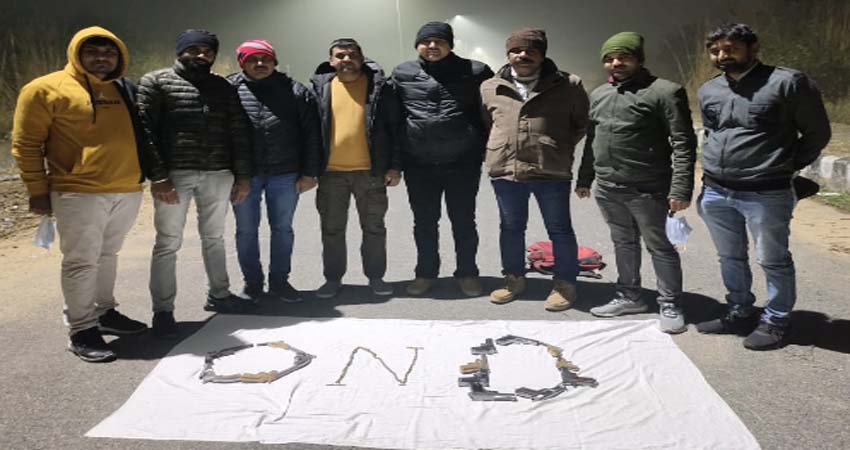 रोहिणी में हथियार सप्लायर के साथ मुठभेड़,12 राउंड चली गोलियां,बदमाश पकड़ा रोहिणी में हथियार सप्लायर के साथ मुठभेड़,12 राउंड चली गोलियां,बदमाश पकड़ा